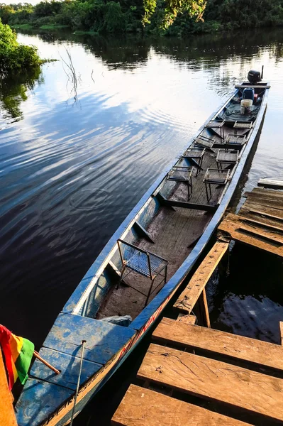 Båten ligger förtöjd i Rio Yacuma — Stockfoto