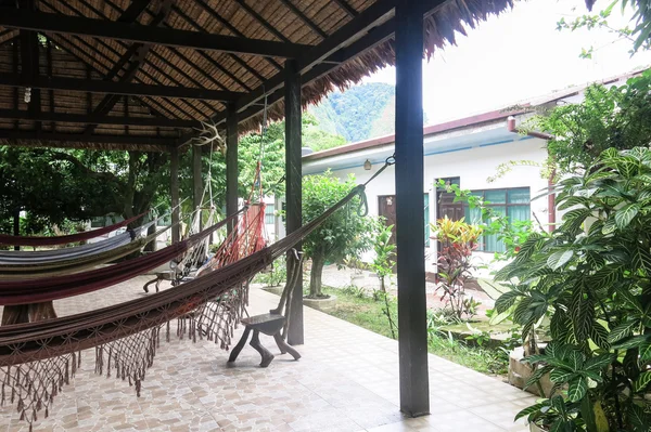 Una vista de un resort en el Amazonas en un día soleado . —  Fotos de Stock