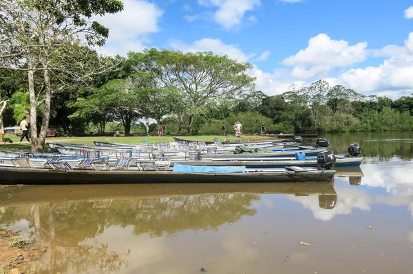 Båtar i hamnen på Madidi River — Stockfoto