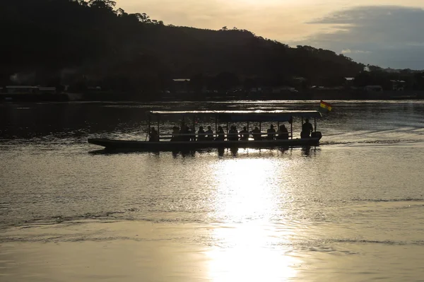 Rurrenabaque, Bolivia: Beni Nehri üzerinde tekne — Stok fotoğraf