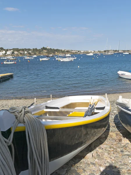 Barco na praia de Cadaques — Fotografia de Stock