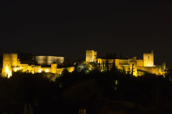 Magische Alhambra bei Nacht. — Stockfoto