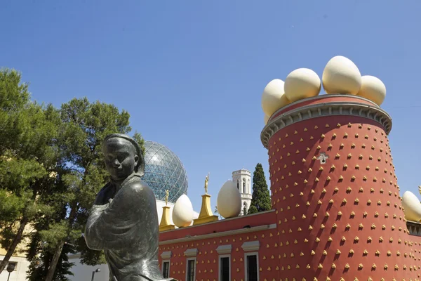 Tramuntana-Statue und Dali-Museum. Figurinen — Stockfoto