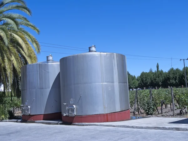 Algunos tanques de fermentación metálica del vino — Foto de Stock