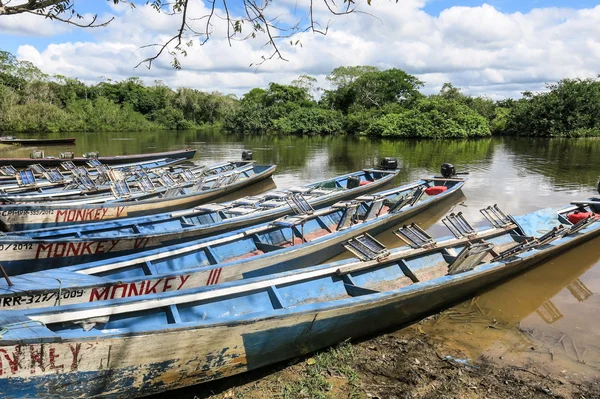 Båtar i hamnen på Madidi River — Stockfoto