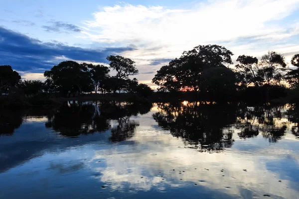 Solnedgång. Båten passerar Amazonas. — Stockfoto