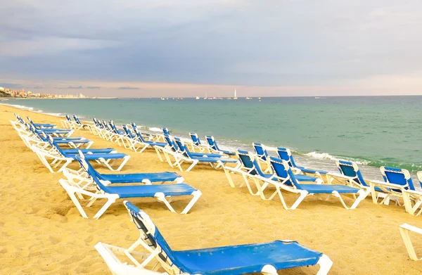 Leżaki na plaży żwirowej — Zdjęcie stockowe