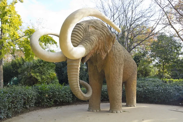 Estatua de mamut en el Parque Ciutadela de Barcelona — Foto de Stock