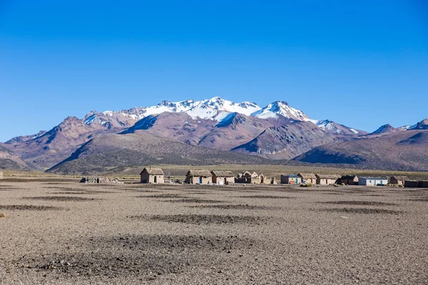 Small village of shepherds of llamas in the Andean mountains. An — Stock Photo, Image