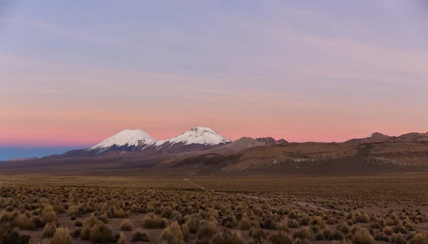 Zachód słońca w Andach. Wulkany Parinacota i Pomerade. — Zdjęcie stockowe
