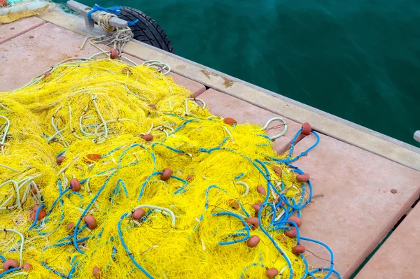 Fischernetze in Nahaufnahme. Hintergrund von Fischernetzen und Schwimmern — Stockfoto