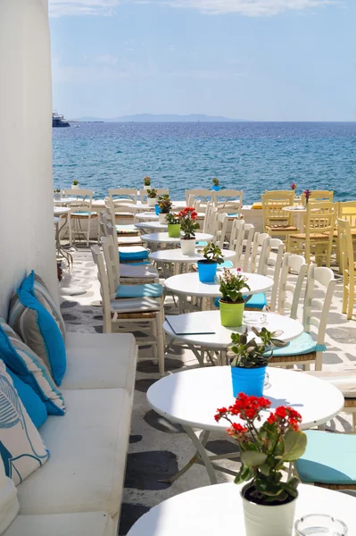 Mooie cafetaria op het strand, op het eiland mykonos, Griekenland — Stockfoto