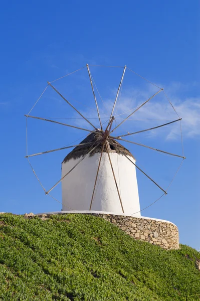 希腊米克诺斯岛上美丽的风车 — 图库照片