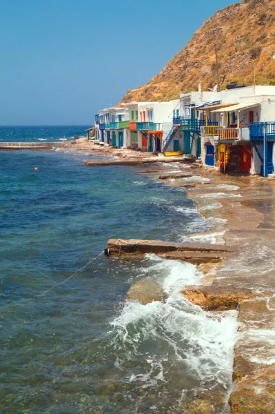 Villaggio di pescatori tradizionale sull'isola di Milos, Grecia — Foto Stock