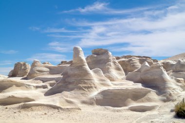 Mağara ve sarakiniko alanda Milos deniz kaya oluşumları
