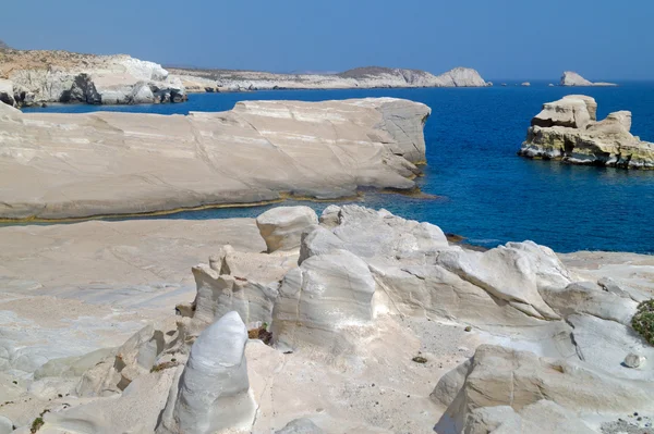 洞穴和岩层上 milos sarakiniko 区域在海上 — 图库照片