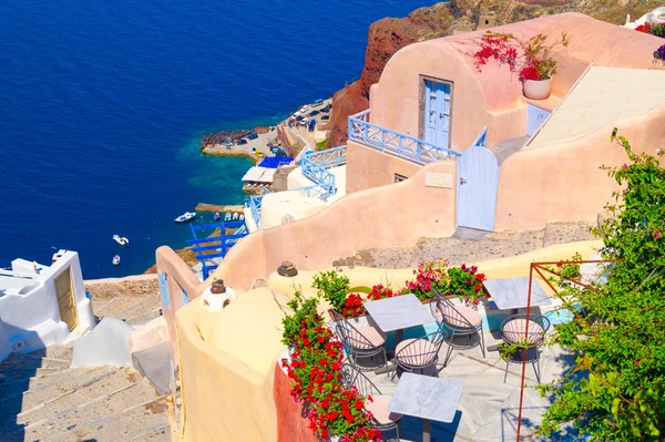 Arquitectura tradicional del pueblo de Oia en la isla de Santorini, Gre — Foto de Stock