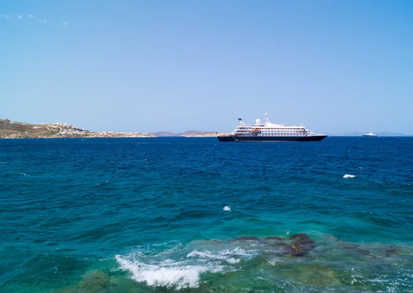 Cruiseschip in de haven van mykonos, Griekenland — Stockfoto