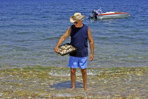 Pescador sosteniendo peces frescos — Foto de Stock