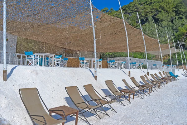 Beach beds at crystal sand of white marble, Greeece — Stock Photo, Image