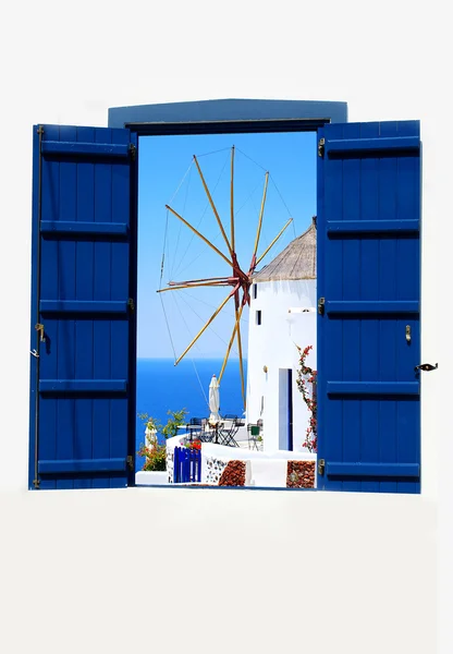 Open traditionele Griekse blauwe venster op santorini eiland, Griekenland — Stockfoto