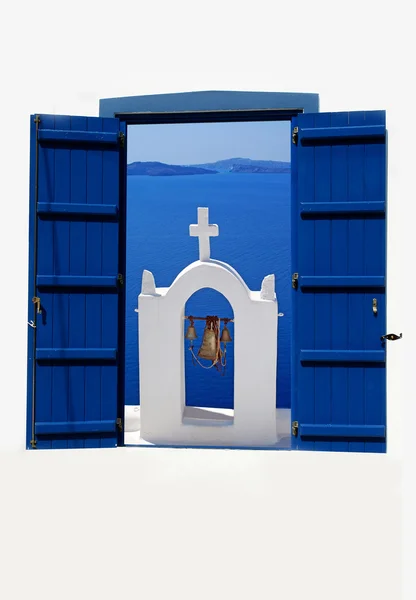 Open traditionele Griekse blauwe venster op santorini eiland, Griekenland — Stockfoto