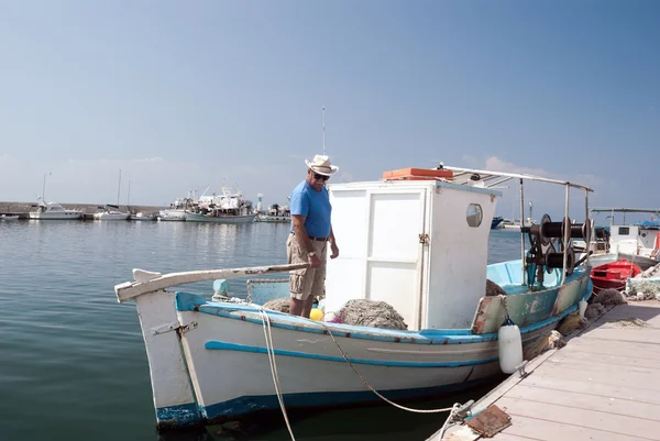 Erwachsener Fischer auf weißem traditionellen Boot in Griechenland — Stockfoto