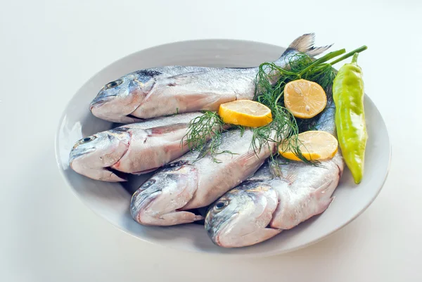 Peces frescos con verduras y limón —  Fotos de Stock
