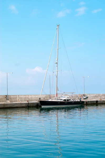 Barco arco navegando no mar Mediterrâneo azul em férias de verão — Fotografia de Stock