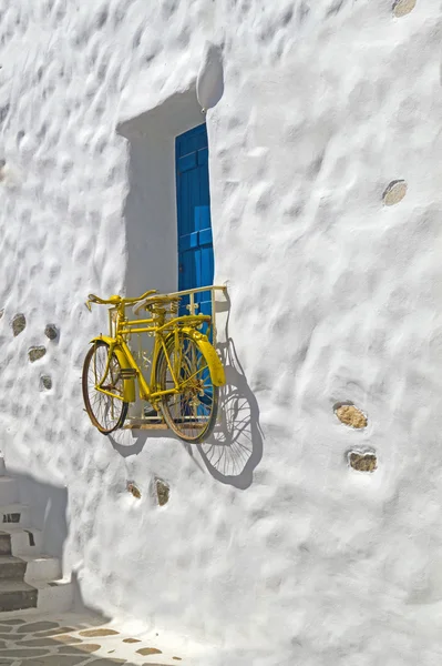 Decorative bicycle hanging from a window in a Greek house on Nax — Stock Photo, Image