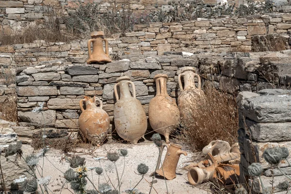 Ánfora de vino de cerámica antigua que se encuentra en las ruinas de la isla de —  Fotos de Stock