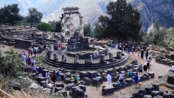 Delphi, Grekland - Circa 2014: Turister på Delphi deltar religiös ceremoni ägnas åt olympiska gudarna — Stockvideo