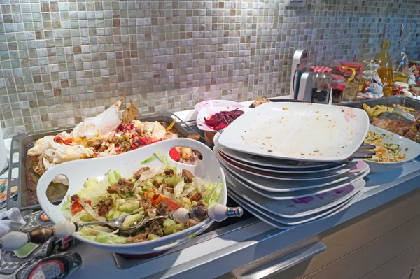 A mass of dirty, filthy dishes with food scraps waiting to be wa — Stock Photo, Image