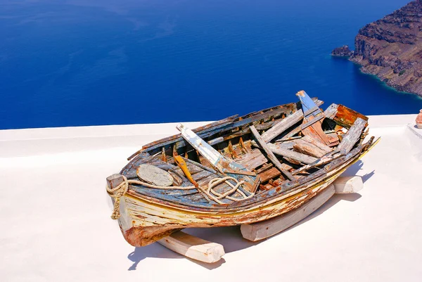 Vieux bateau traditionnel sur terrasse, île de Santorin, Grèce — Photo