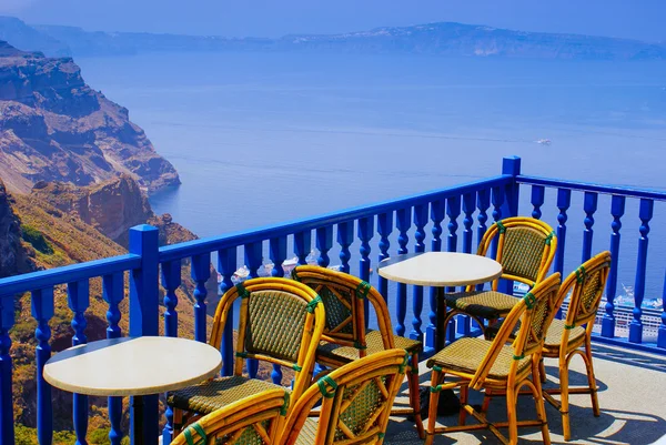 Hora do café no terraço na ilha de Santorini, Grécia — Fotografia de Stock