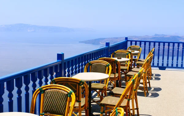 Hora del café en la terraza en la isla de Santorini, Grecia — Foto de Stock