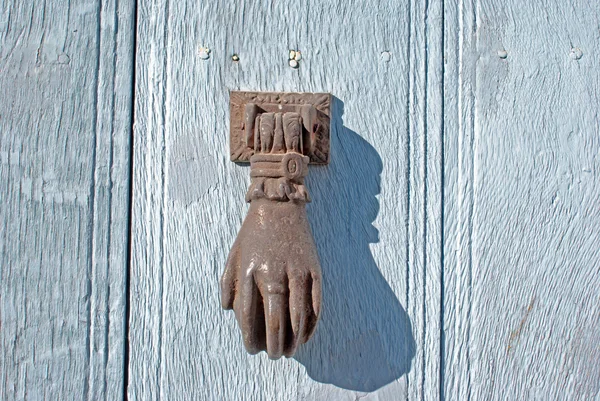 Doorknocker på allwood dörr — Stockfoto