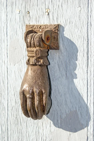 Doorknocker på allwood dörr — Stockfoto