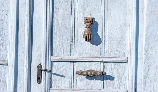 Golpeador de puerta en la puerta de madera — Foto de Stock