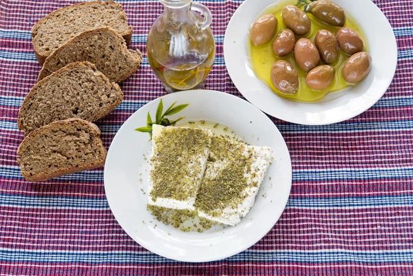Beyaz peynir, ekmek ve Yunan zeytin geleneksel Yunan salatası — Stok fotoğraf