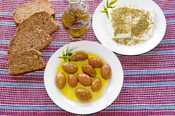 Traditionele Griekse salade met fetakaas, brood en Griekse olijven — Stockfoto