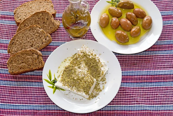 Traditionele Griekse salade met fetakaas, brood en Griekse olijven — Stockfoto