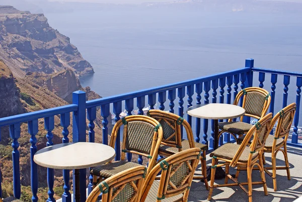 Hora do café no terraço na ilha de Santorini, Grécia — Fotografia de Stock