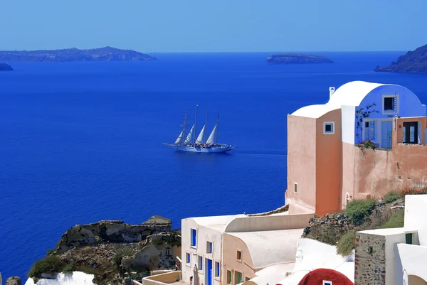 Arquitectura tradicional del pueblo de Oia en la isla de Santorini, Gre —  Fotos de Stock