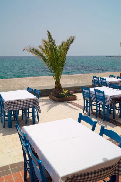 Traditionella grekiska bord på stranden i Grekland — Stockfoto