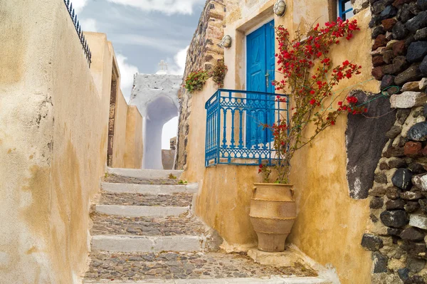 Arquitectura tradicional del pueblo de Oia en la isla de Santorini, Gre — Foto de Stock