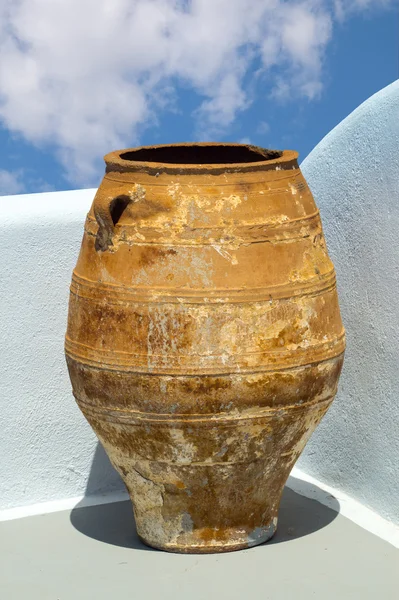 Griechische Amphore unter blauem Himmel auf traditionellem Balkon — Stockfoto