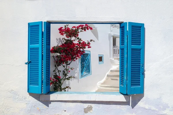 Arquitectura tradicional del pueblo de Oia en la isla de Santorini, Gre — Foto de Stock