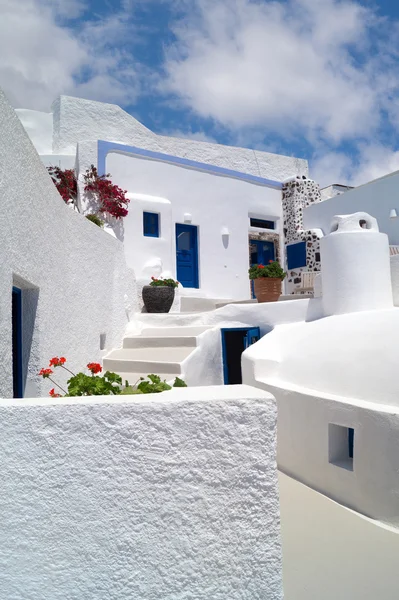 Architettura tradizionale del villaggio di Oia sull'isola di Santorini, Gre — Foto Stock