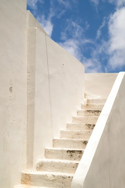 A velha escadaria branca na ilha de Mykonos, Grécia — Fotografia de Stock